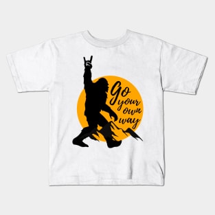 Bigfoot, go your own way Kids T-Shirt